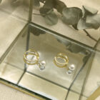 Ανάγλυφα κρικάκια με μαργαριταρι Textured mini hoops with pearl gold plated silver επίχρυσο ασήμι