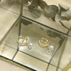 Ανάγλυφα κρικάκια με μαργαριταρι Textured mini hoops with pearl gold plated silver επίχρυσο ασήμι