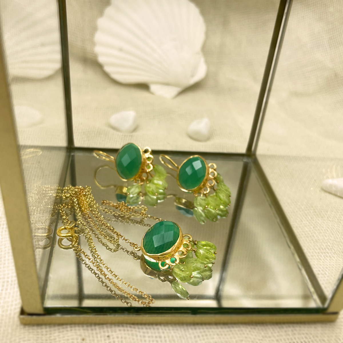 Green agate pendant w peridots Κολιέ με πράσινο αχάτη & πέριδοτ επίχρυσο ασήμι τόνια μακρή gold plated silver tonia makri
