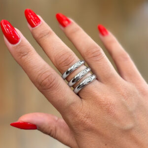 Handmade sterling silver triple band ring on a woman’s hand, Χειροποίητο ασημένιο δαχτυλίδι με τριπλή μπάντα σε γυναικείο χέρι