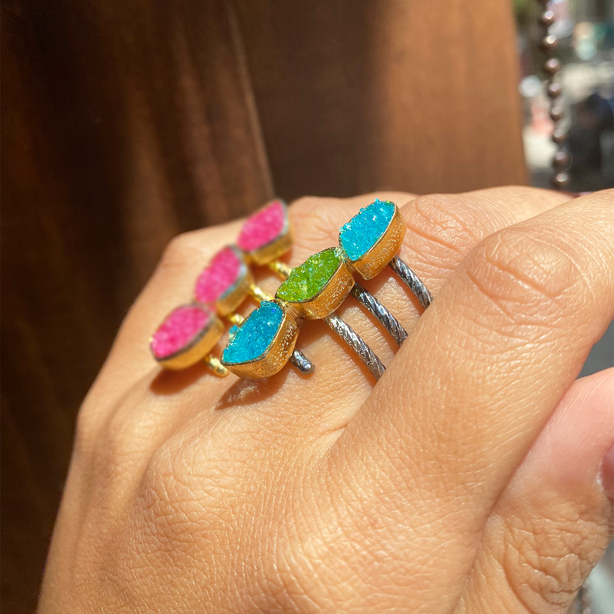 Handmade sterling silver ring with blue and green crystals by Tina Kotsoni on a woman's hand, Χειροποίητο ασημένιο δαχτυλίδι με γαλάζιους και πράσινους κρυστάλλους από την Τίνα Κοτσώνη σε γυναικείο χέρι,
