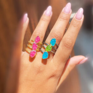 Handmade sterling silver ring with blue and green crystals by Tina Kotsoni on a woman's hand, Χειροποίητο ασημένιο δαχτυλίδι με γαλάζιους και πράσινους κρυστάλλους από την Τίνα Κοτσώνη σε γυναικείο χέρι